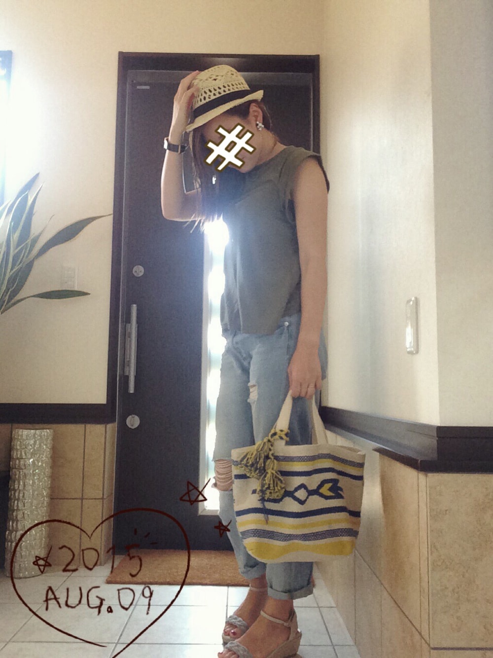 グリーン系のTシャツ/カットソー、ブルー系のパンツ、ブルー系のトートバッグを着用したレディースの夏コーディネートの1枚目の写真