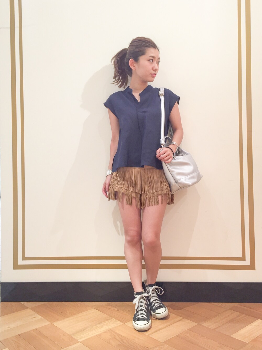 「ネイビー、ブラウス、fringe、フリンジ、スニーカー、Another Edition、アナザーエディション」｜「Another Editionの2WAYプレーントート/AEBC 2Way PLN TOTE（トートバッグ、シルバー系）」を使った、yanさん（レディース・150cm）の夏コーディネートの1枚目の写真