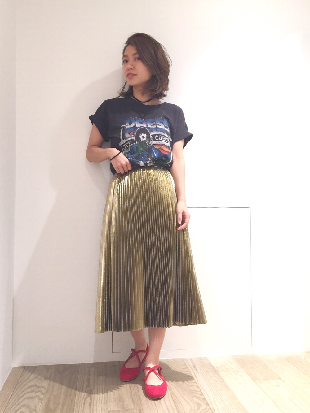 その他のTシャツ/カットソー、ゴールド系のスカート、レッド系のパンプスを着用したレディースの夏コーディネートの1枚目の写真