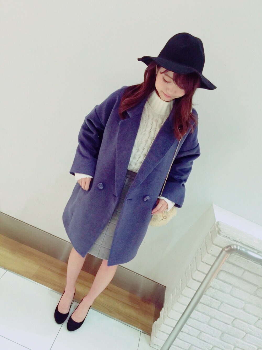「レイカズン(Ray Cassin)、大人ガーリー、ハット、秋冬、シンプルコーデ、ブルー、スカート」｜「RAY CASSINのアイテム（チェスターコート、ブルー系）」を使った、momokoさん（レディース・158cm）の冬コーディネートの1枚目の写真