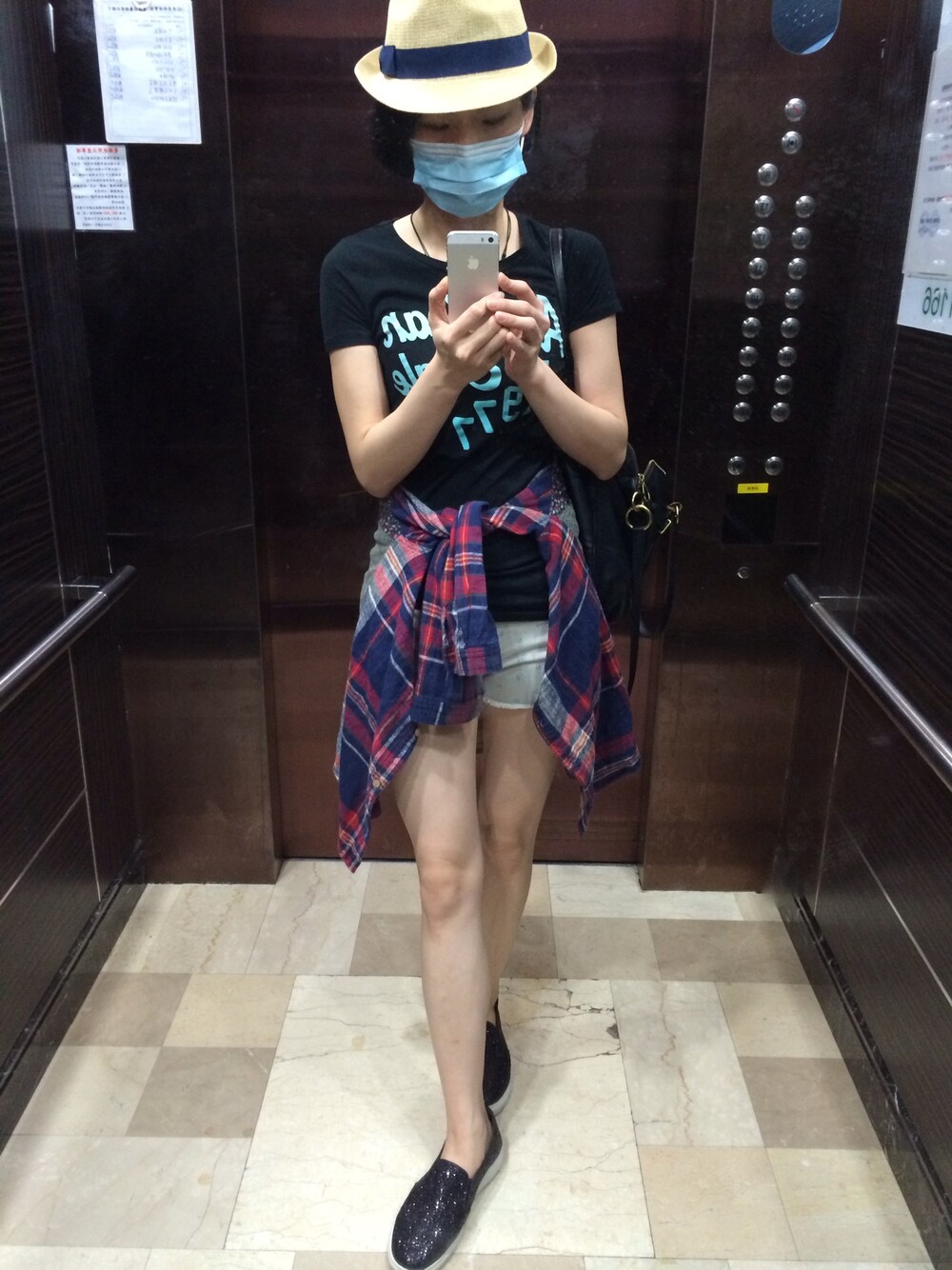 「COACH、A&F」｜「アイテム（Tシャツ/カットソー、ブラック系）」を使った、陳小慈さん（レディース・163cm）の夏コーディネートの1枚目の写真