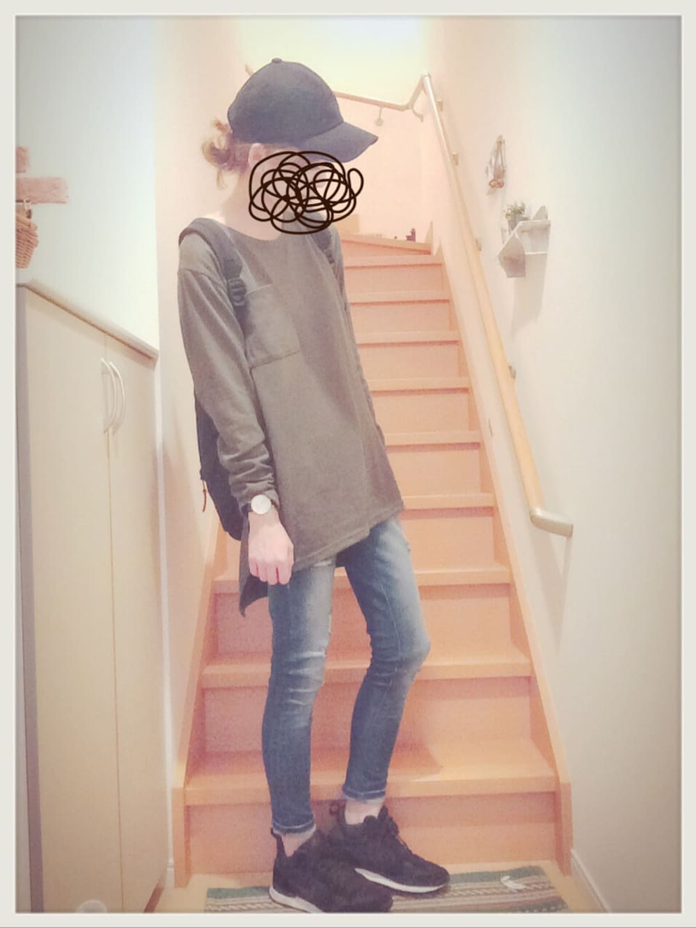 グリーン系のTシャツ/カットソー、ブラック系のバックパック/リュック、ブルー系のデニムパンツを着用したレディースの夏コーディネートの1枚目の写真