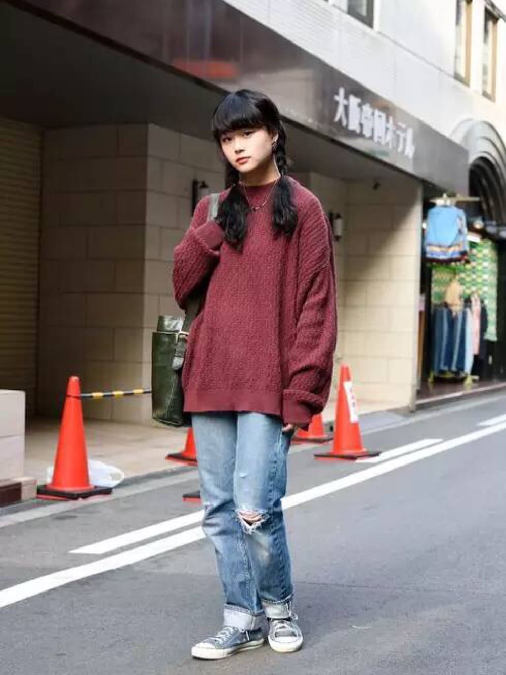 「CONVERSEのアイテム（スニーカー、ブルー系）」を使った、卡吃啊さん（レディース・167cm）の秋コーディネートの1枚目の写真