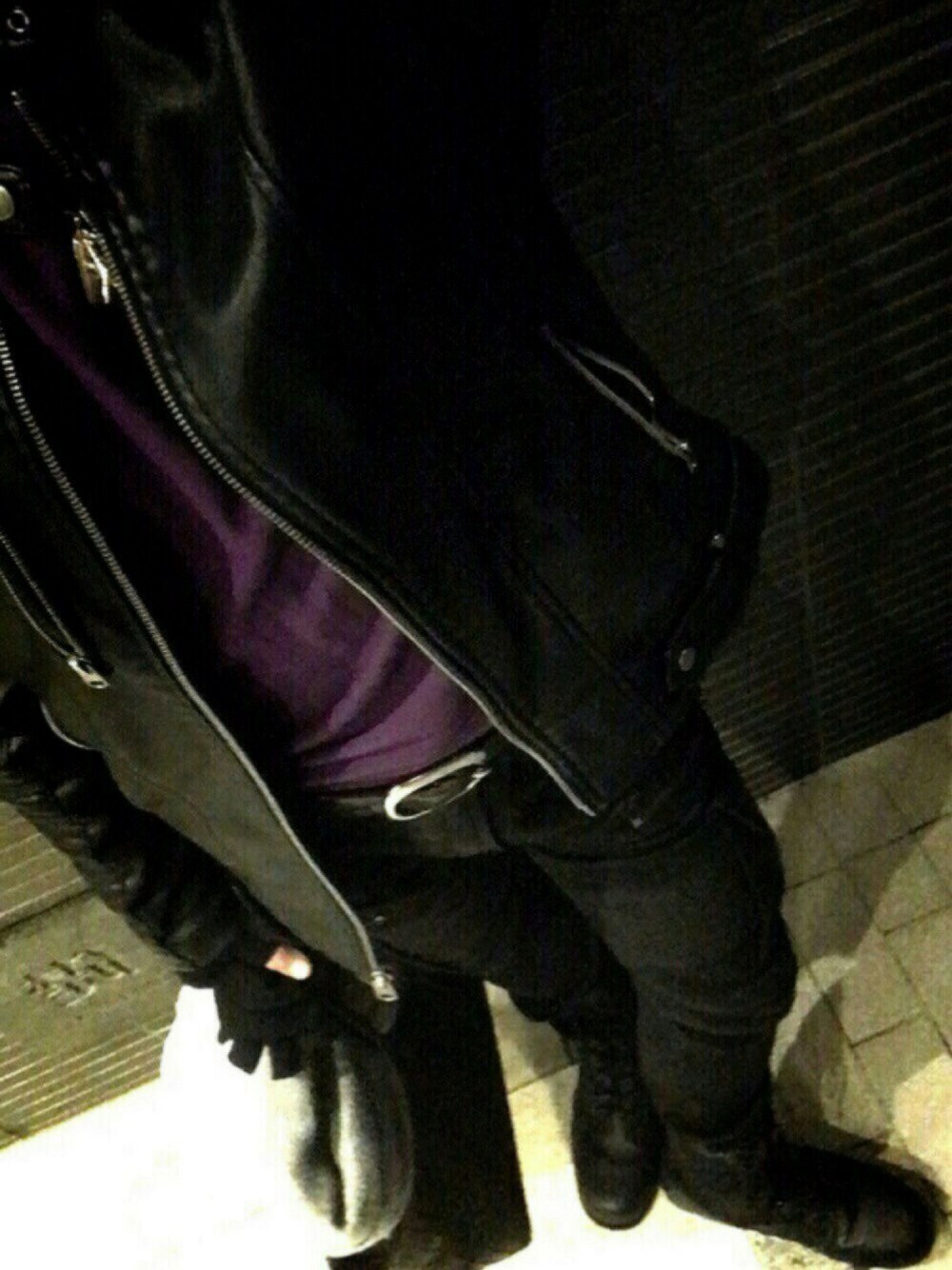 パープル系のニット/セーター、ブラック系のブーツ、ブラック系のトートバッグを着用したメンズの秋コーディネートの1枚目の写真