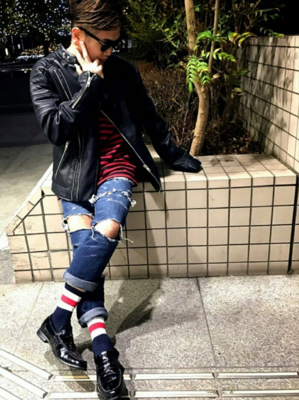 レッド系のTシャツ/カットソー、ブラック系のライダースジャケット、ブラック系のシューズを着用したメンズの秋コーディネートの1枚目の写真