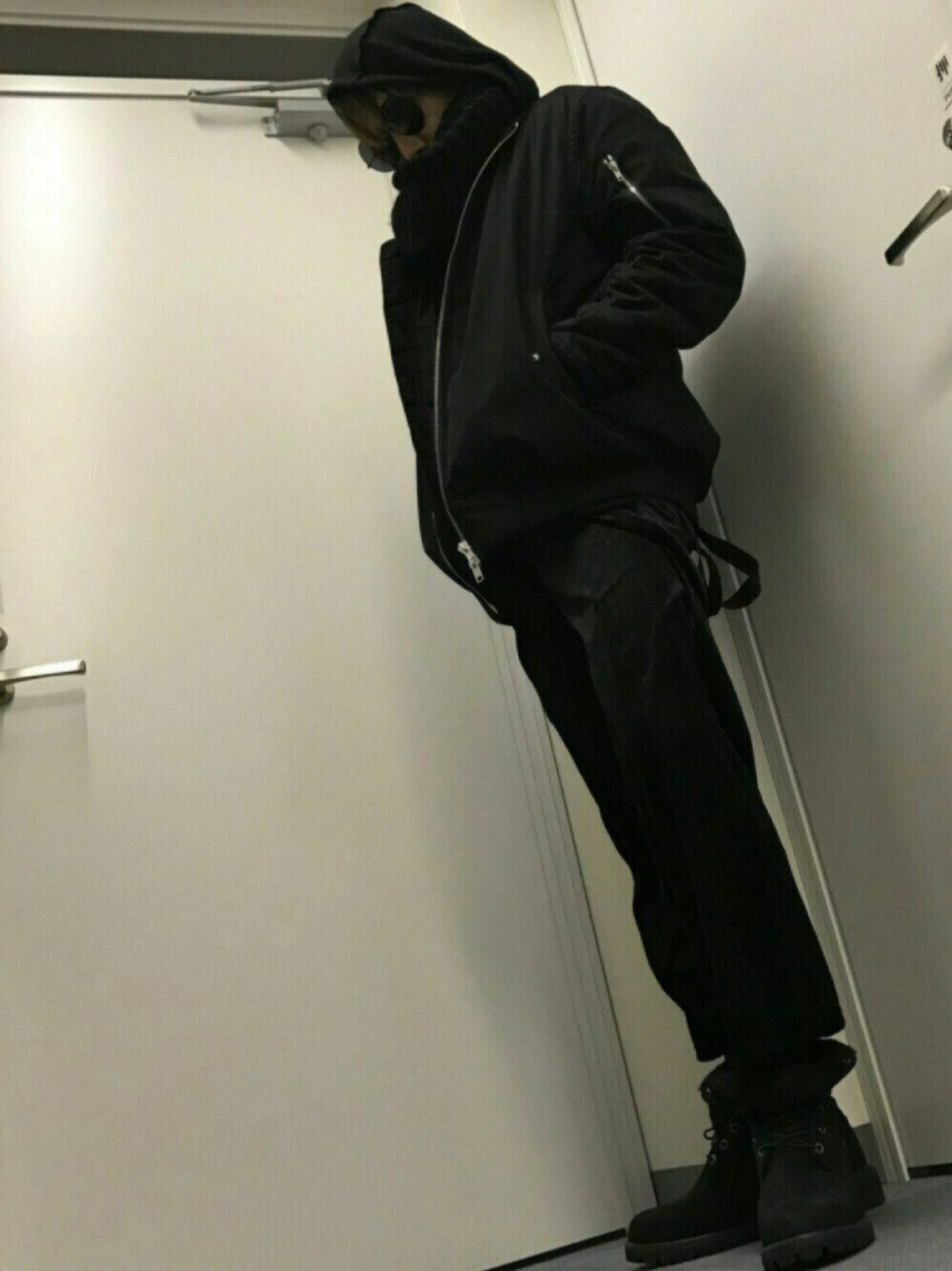 ブラック系のその他パンツ、ブラック系のミリタリージャケット、ブラック系のミリタリージャケットを着用したメンズの秋コーディネートの1枚目の写真