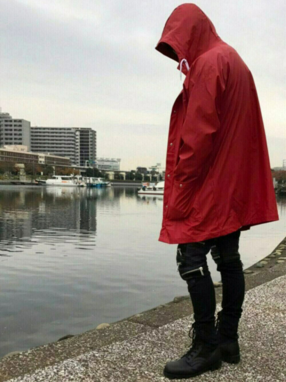 レッド系のその他アウター、レッド系のその他アウター、レッド系のその他アウターを着用したメンズの秋コーディネートの1枚目の写真