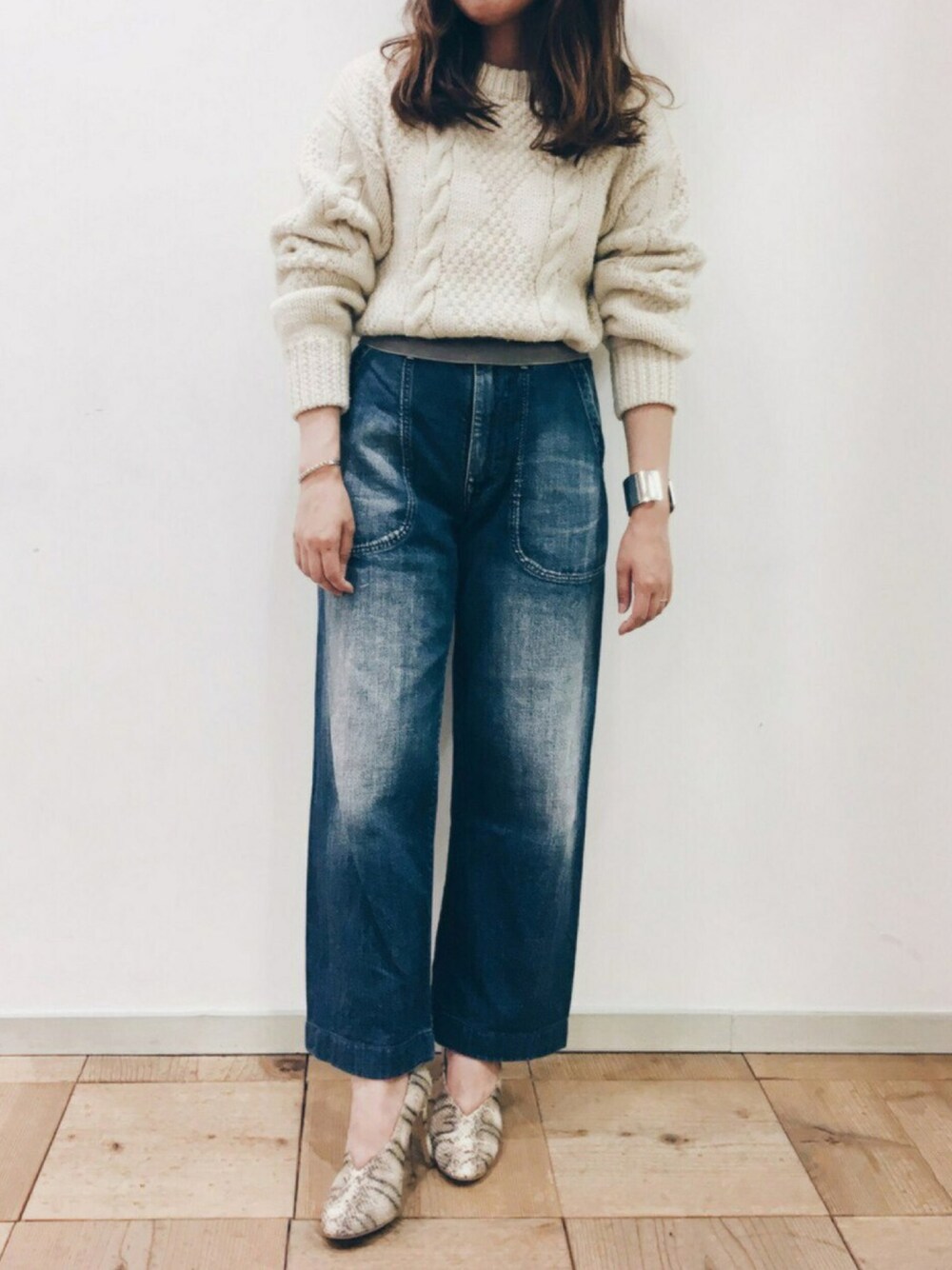 「45R、ニット、denim、グレー、白ニット、アランニット、ケーブルニット、シンプルコーデ、10/26はデニムの日(告知)、10月26日はデニムの日」｜「45Rのノアランド×WOOLアランセーター（ニット/セーター、ホワイト系）」を使った、CHIZUさん（レディース・154cm）の秋コーディネートの1枚目の写真