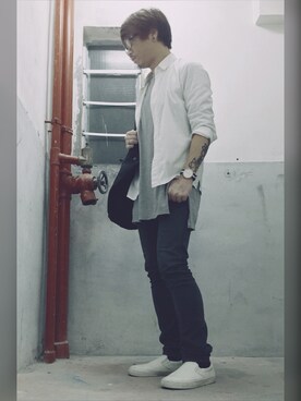 「Pledge（プレッジ）のアイテム（トップス）」を使った、Ka Wai Liangさん（メンズ・170cm）の春コーディネート