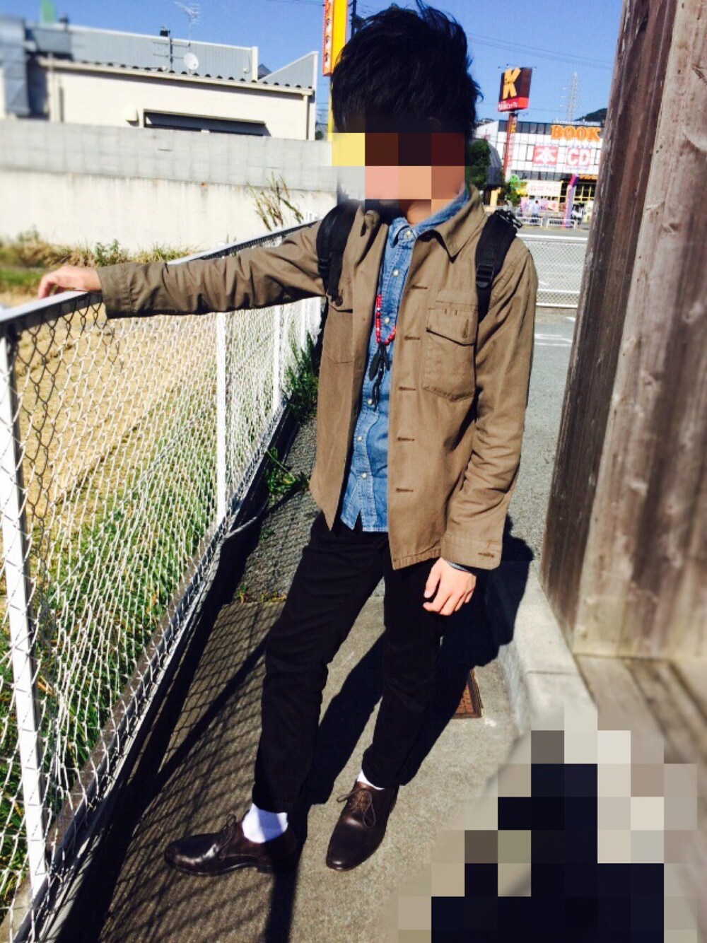 「ミリタリージャケット、おしゃれ、おしゃれになりたい、おしゃれさんと繋がりたい、キレイめ、デニムシャツ、VANQUISH、アキコーデ、abahouse」｜「VANQUISHのダブルフェザートップビーズネックレス（ネックレス、ブラック系）」を使った、Yさん（メンズ・171cm）の秋コーディネートの1枚目の写真