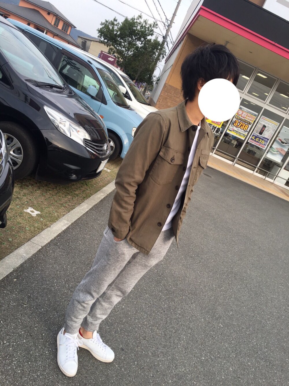 「adidas、スウェットパンツ、シンプル、スニーカー、グリーン、おしゃれ、ユニクロ、プチプラ」｜「ADEQUATEのアイテム（ミリタリージャケット、グリーン系）」を使った、Yさん（メンズ・171cm）の春コーディネートの1枚目の写真