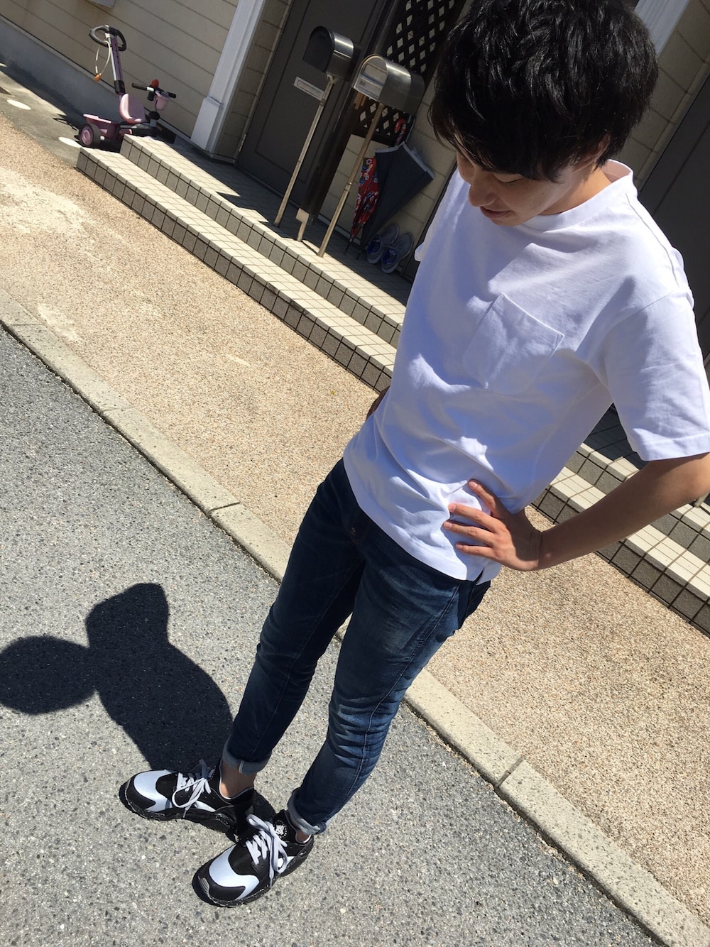 「シンプル、プチプラ、GU、デニム、スニーカー、ナイキ、白Tシャツ、スキニーデニム、スキニー、夏」｜「GUのアイテム（Tシャツ/カットソー、ホワイト系）」を使った、Yさん（メンズ・171cm）の春コーディネートの1枚目の写真