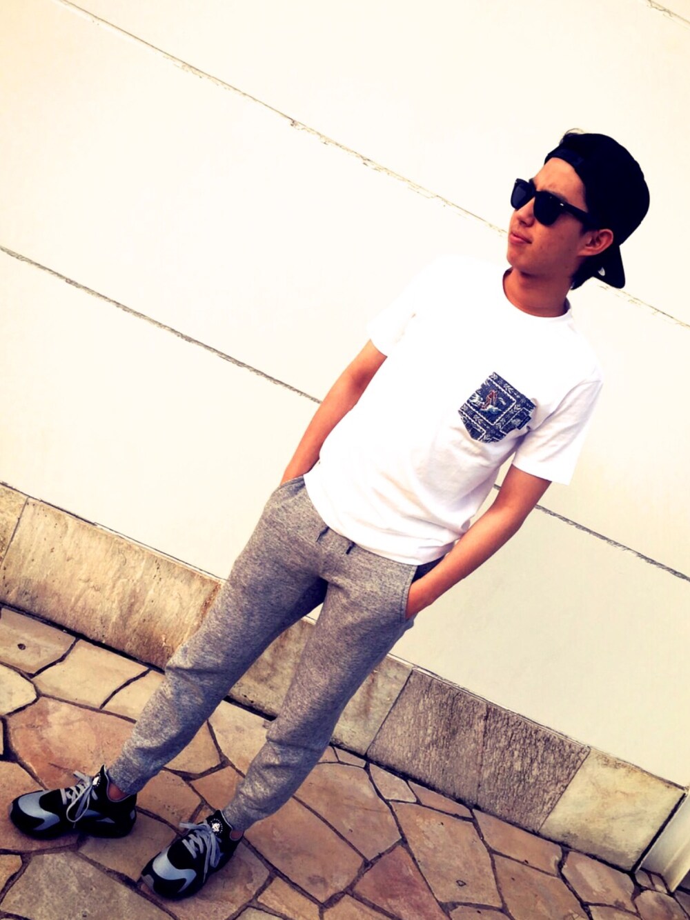 「シンプル、スウェットパンツ、UNIQLO、NIKE、スニーカー、キャップ、stussy、白Tシャツ、夏コーデ、サングラス」｜「STUSSYのStock SP16 Cap（キャップ、ブラック系）」を使った、Yさん（メンズ・171cm）の春コーディネートの1枚目の写真