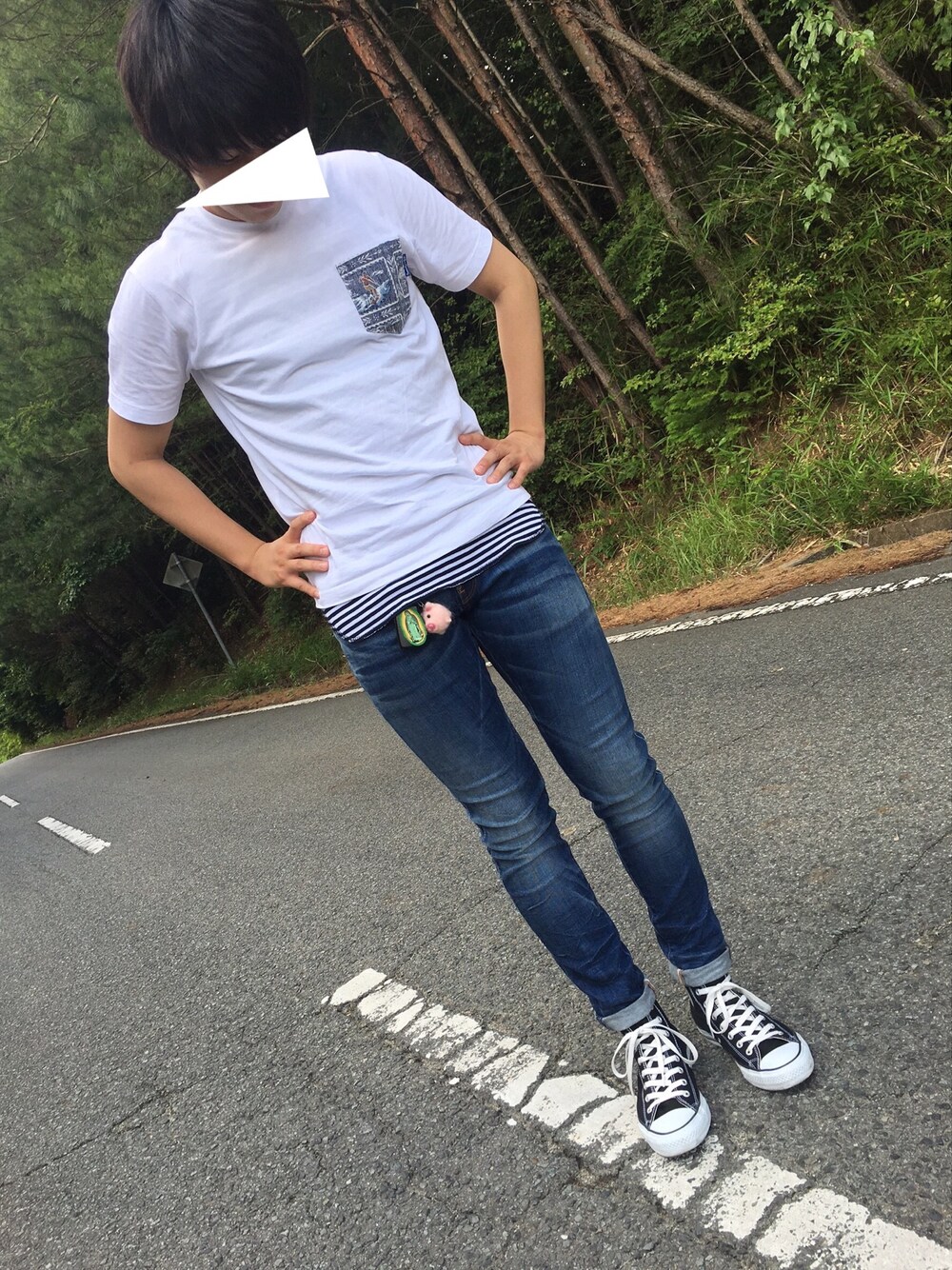 「プチプラ、デニム、シンプル、レイヤードスタイル、白Tシャツ、スニーカー、コンバース、夏、イノスタイル」｜「Right-onのアイテム（Tシャツ/カットソー、ホワイト系）」を使った、Yさん（メンズ・171cm）の夏コーディネートの1枚目の写真