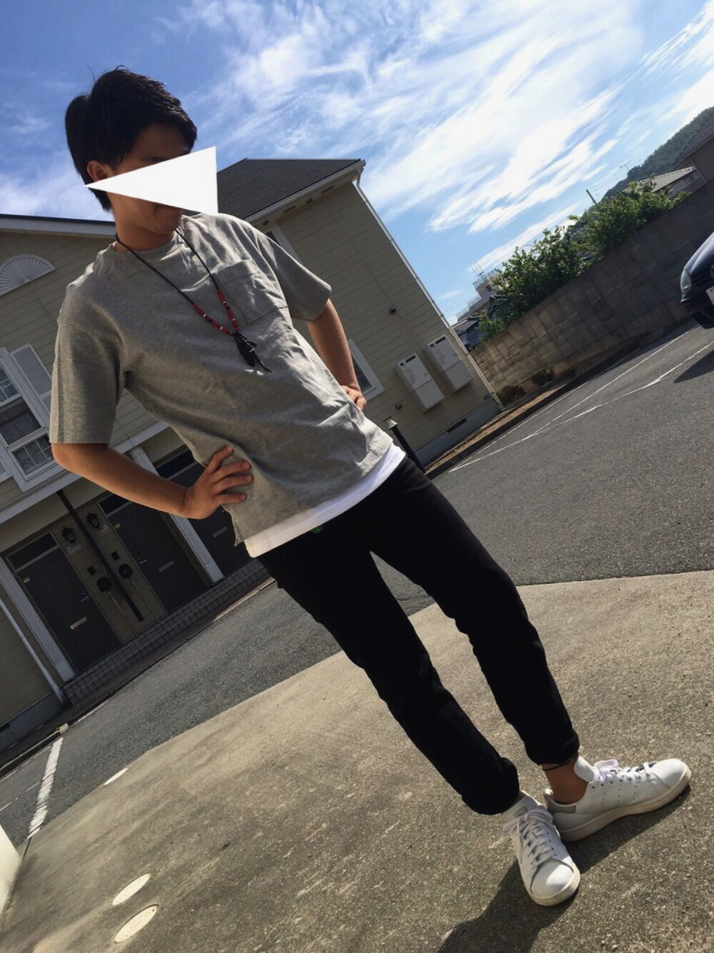 「シンプル、ootd、モノトーン、スニーカー、プチプラ、休日スタイル、Tシャツ、イノスタイル、夏コーデ、黒」｜「GUのアイテム（Tシャツ/カットソー、グレー系）」を使った、Yさん（メンズ・171cm）の夏コーディネートの1枚目の写真