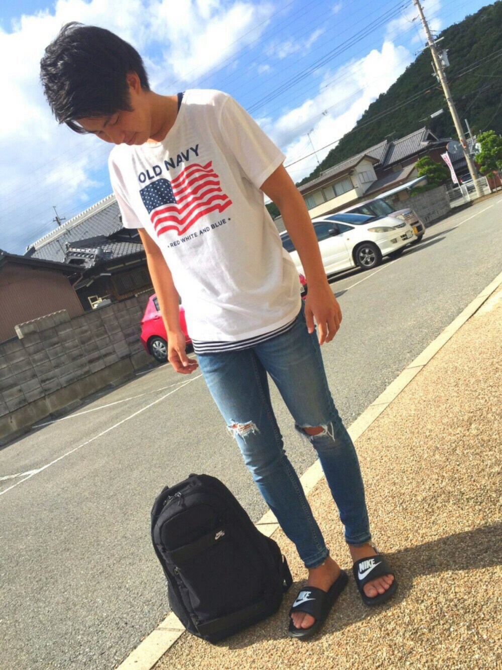 「NIKE、サンダル、夏、outfit、old navy、Tシャツ、レイヤードスタイル、デニム、ダメージデニムパンツ、イノスタイル」｜「OLD NAVYのアイテム（Tシャツ/カットソー、ホワイト系）」を使った、Yさん（メンズ・171cm）の夏コーディネートの1枚目の写真