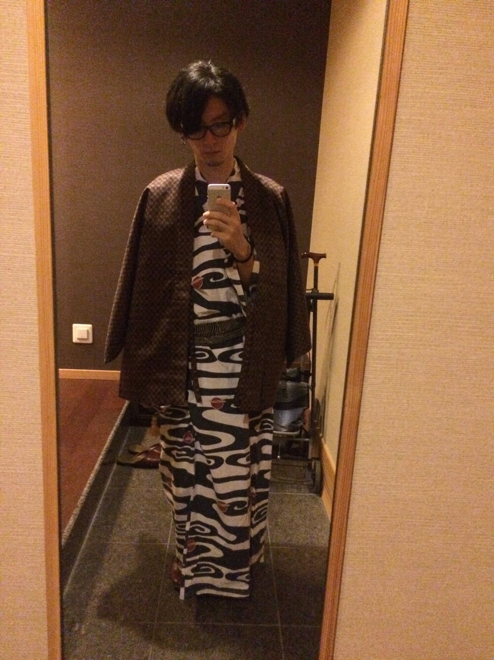 ホワイト系の浴衣を着用したメンズの冬コーディネートの1枚目の写真