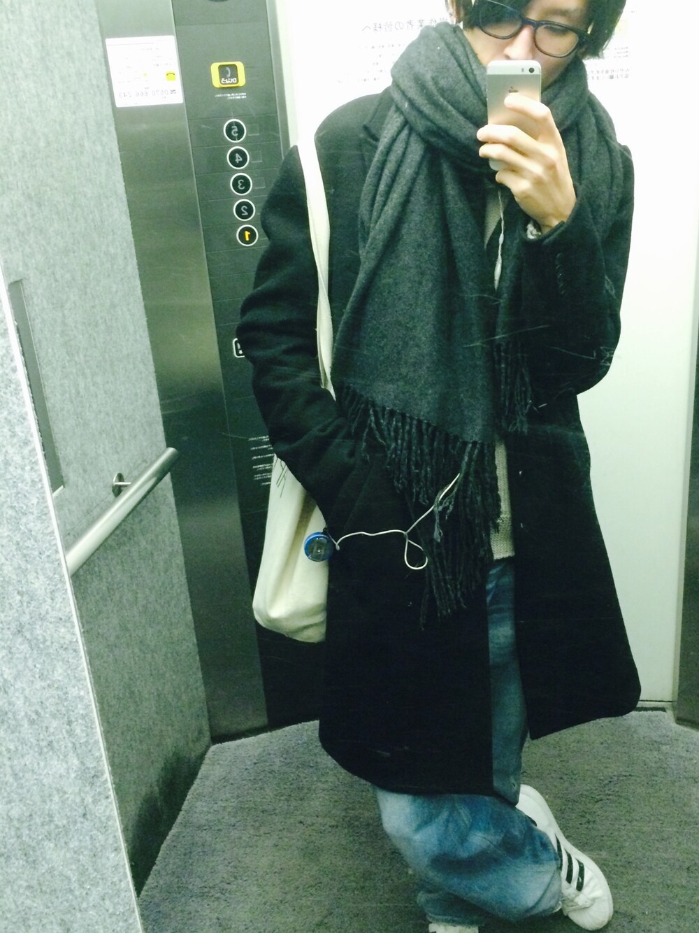 ホワイト系のスニーカー、ブルー系のその他パンツ、ホワイト系のトートバッグを着用したメンズの冬コーディネートの1枚目の写真