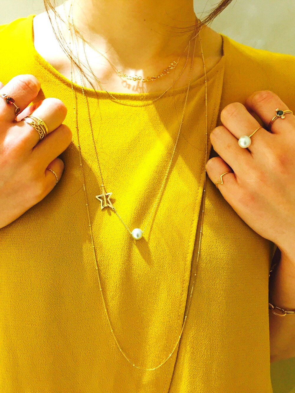「アクセサリー重ね付け、jotd、大人コーデ、華奢アクセ、華奢ネックレス、シンプル」｜「HULL KELLYのアイテム（ネックレス、ゴールド系）」を使った、FUKUHARA TAMAMIさん（レディース・160cm）の春コーディネートの1枚目の写真
