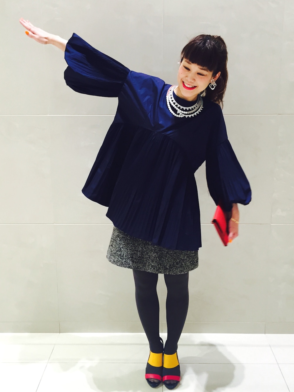 「オトナカジュアル、dramaH.P.FRANCE、クラッチバッグ、シンプルコーデ、ootd、プチプラ」｜「DHOLICのプリーツバルーンスリーブブラウス（シャツ/ブラウス、ブルー系）」を使った、FUKUHARA TAMAMIさん（レディース・160cm）の春コーディネートの1枚目の写真