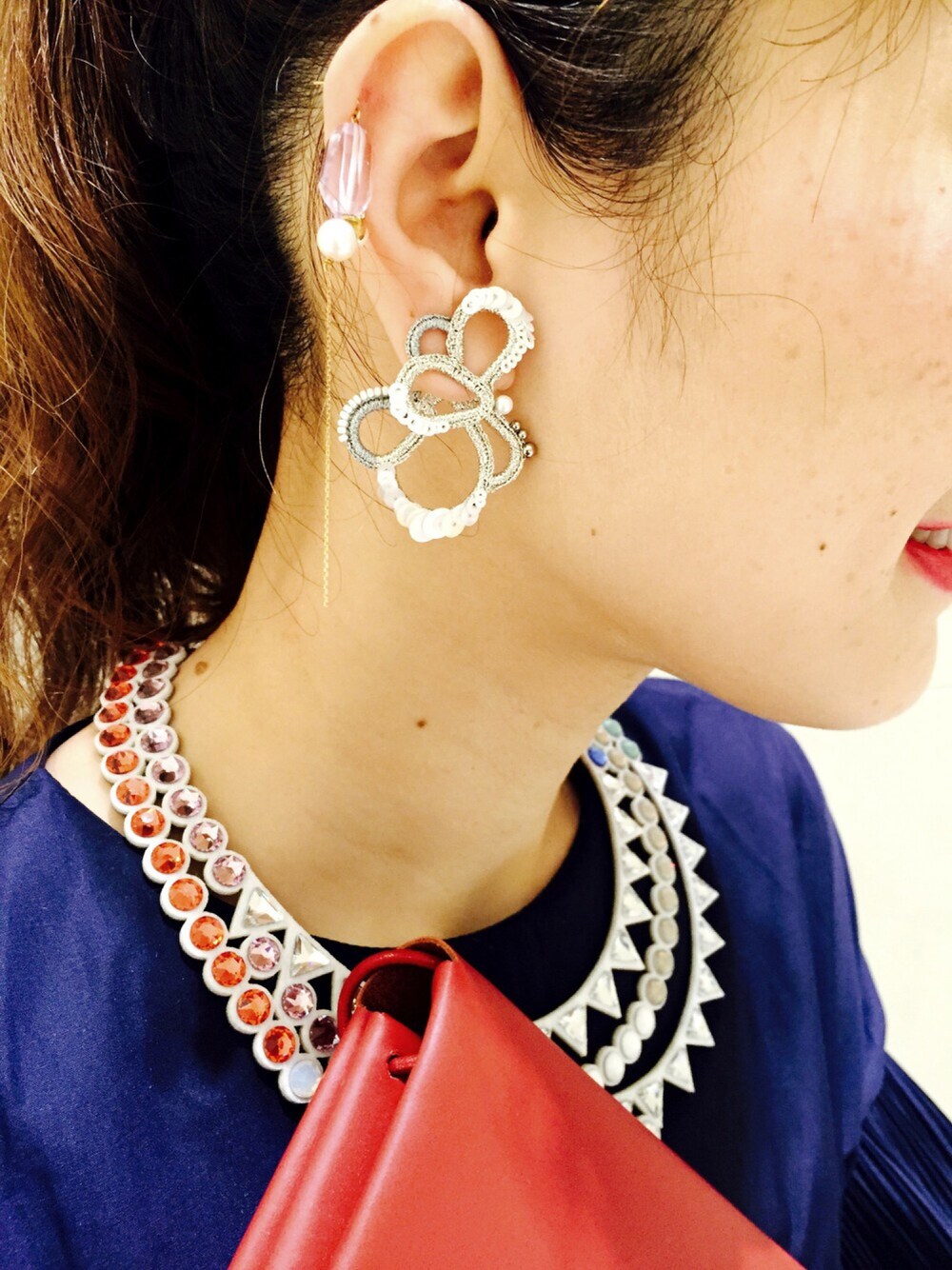 「jotd、アクセサリー、アクセサリー重ね付け、ピアス、ピアス片耳」｜「shingo matsushitaのアイテム（ピアス（両耳用）、シルバー系）」を使った、FUKUHARA TAMAMIさん（レディース・160cm）の春コーディネートの1枚目の写真