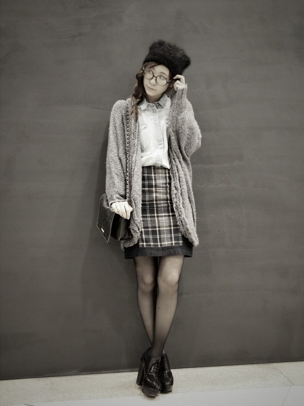 「セットアップ、ニット帽、丸メガネ、Benemode」｜「【benemode】
Blue Check Set Up（ワンピース、ブルー系）」を使った、shoko yanoさん（レディース・162cm）の冬コーディネートの1枚目の写真
