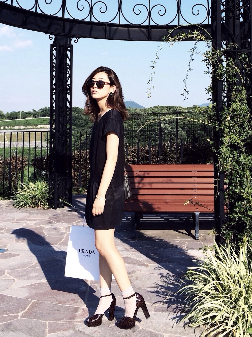 「モノトーン、黒、ブラック、ワンピース、サングラス、ひょう柄、シンプル」｜「BLACK BY MOUSSYのアイテム（ワンピース、ブラック系）」を使った、shoko yanoさん（レディース・162cm）の夏コーディネートの1枚目の写真