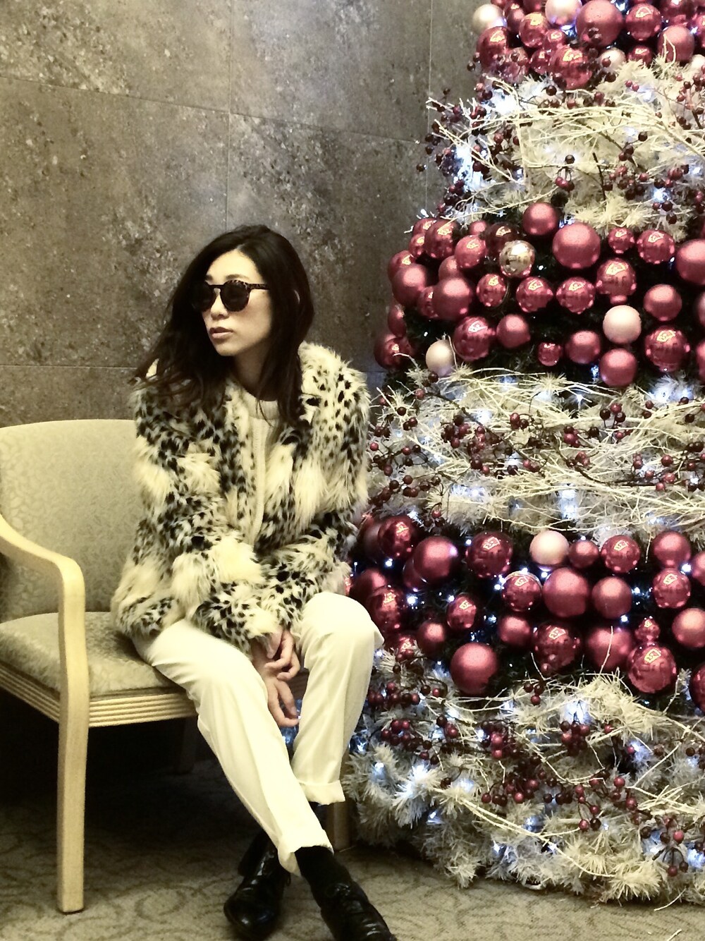 「ファー、もこもこ、ホワイト、ひょう柄、サングラス、冬、アウター、オックスフォード、白ニット、ニット」｜「STYLENANDAのアイテム（その他アウター、ベージュ系）」を使った、shoko yanoさん（レディース・162cm）の冬コーディネートの1枚目の写真