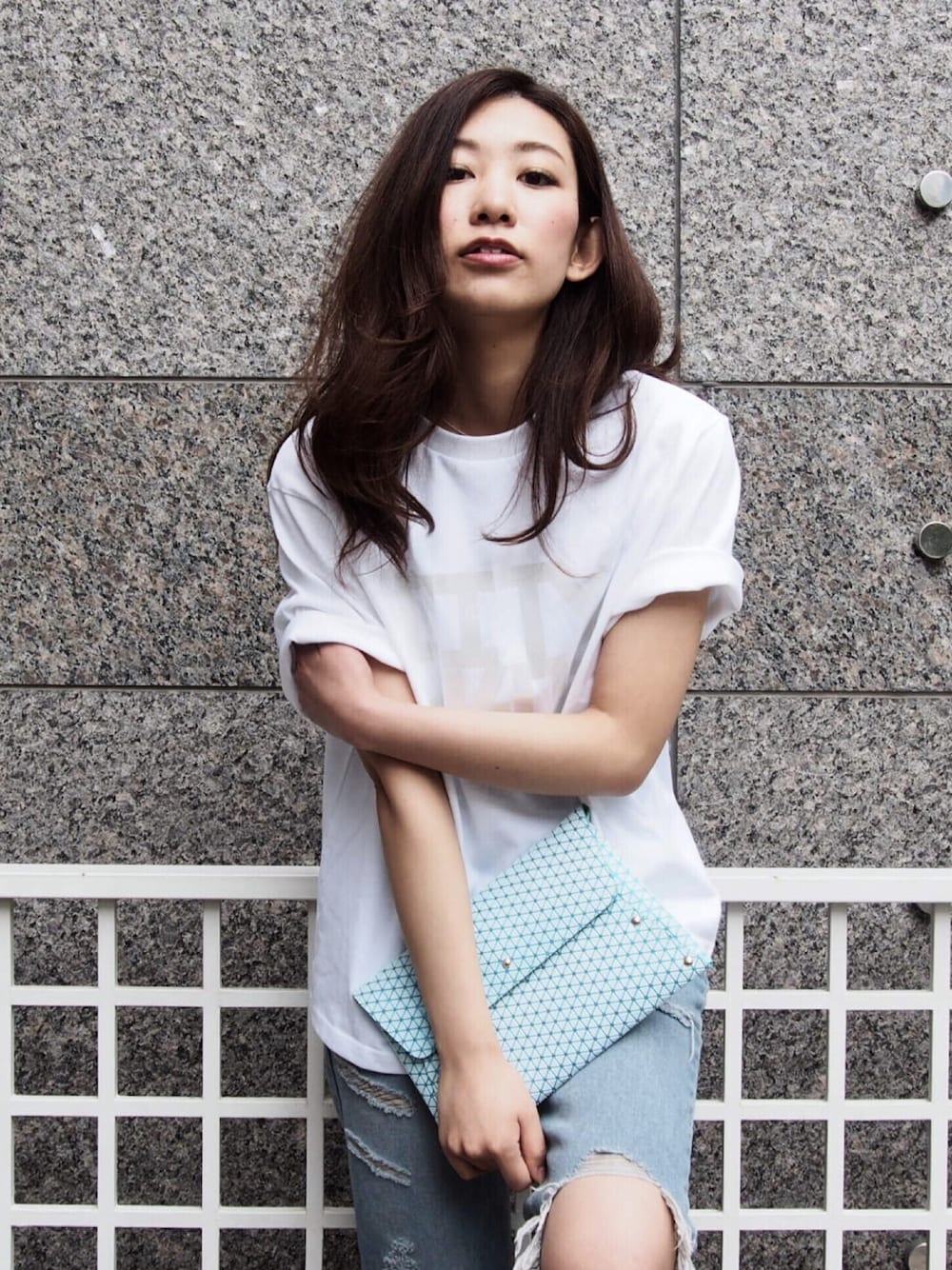 「クラッチバッグ、ホワイト、クラッシュデニム、デニム、シルバー、Tシャツ、Benemode、g.v.g.v.、シンプル、ノームコア」｜「G.V.G.V.のアイテム（Tシャツ/カットソー、ホワイト系）」を使った、shoko yanoさん（レディース・162cm）の夏コーディネートの1枚目の写真