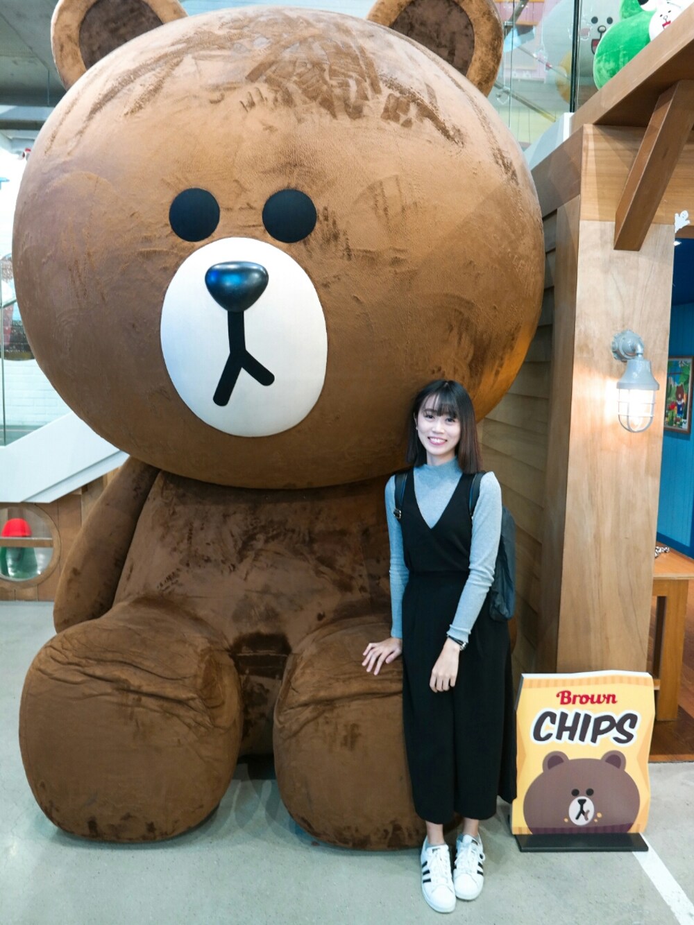 「LINE FRIENDS、itaewon、travel」｜「adidas Originalsのアイテム（スニーカー、ホワイト系）」を使った、Ruby Merryさん（レディース・163cm）の冬コーディネートの1枚目の写真