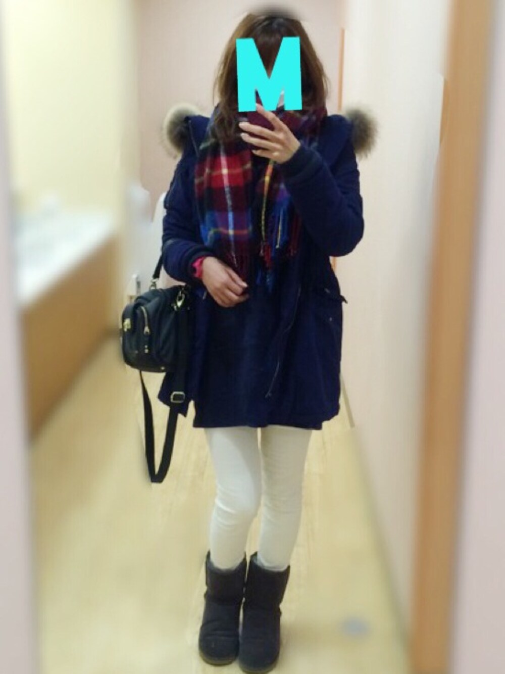 ブラック系のショルダーバッグ、ホワイト系のその他パンツ、ブルー系のワンピースを着用したレディースの冬コーディネートの1枚目の写真