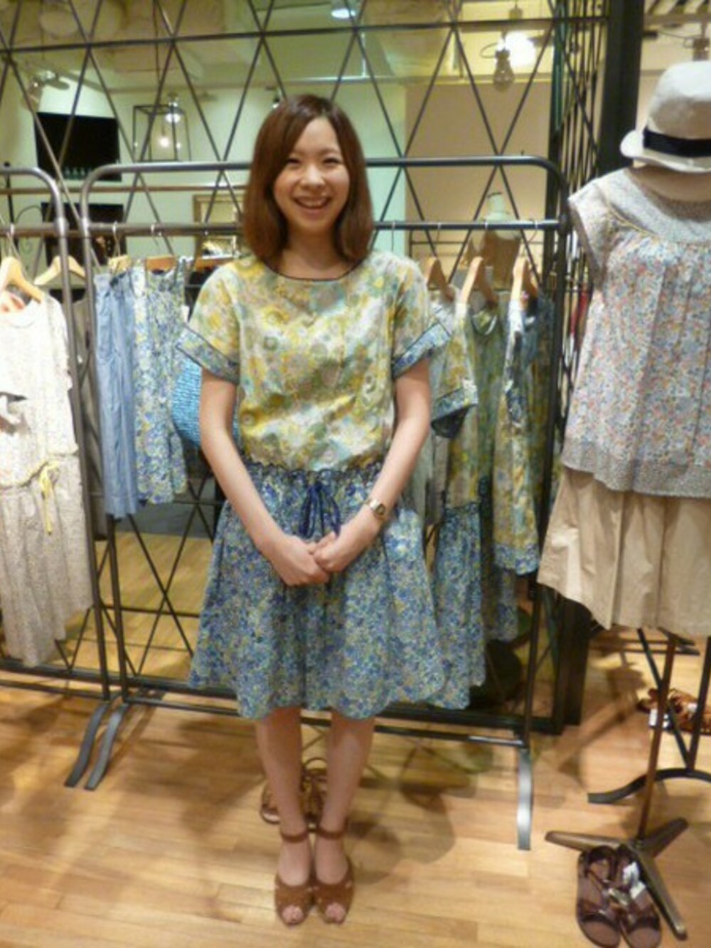 「ADIEU TRISTESSEのリバティプリントパッチワークワンピース（ワンピース、イエロー系）」を使った、ADIEUTRISTESSE staffさん（レディース・167cm）の夏コーディネートの1枚目の写真