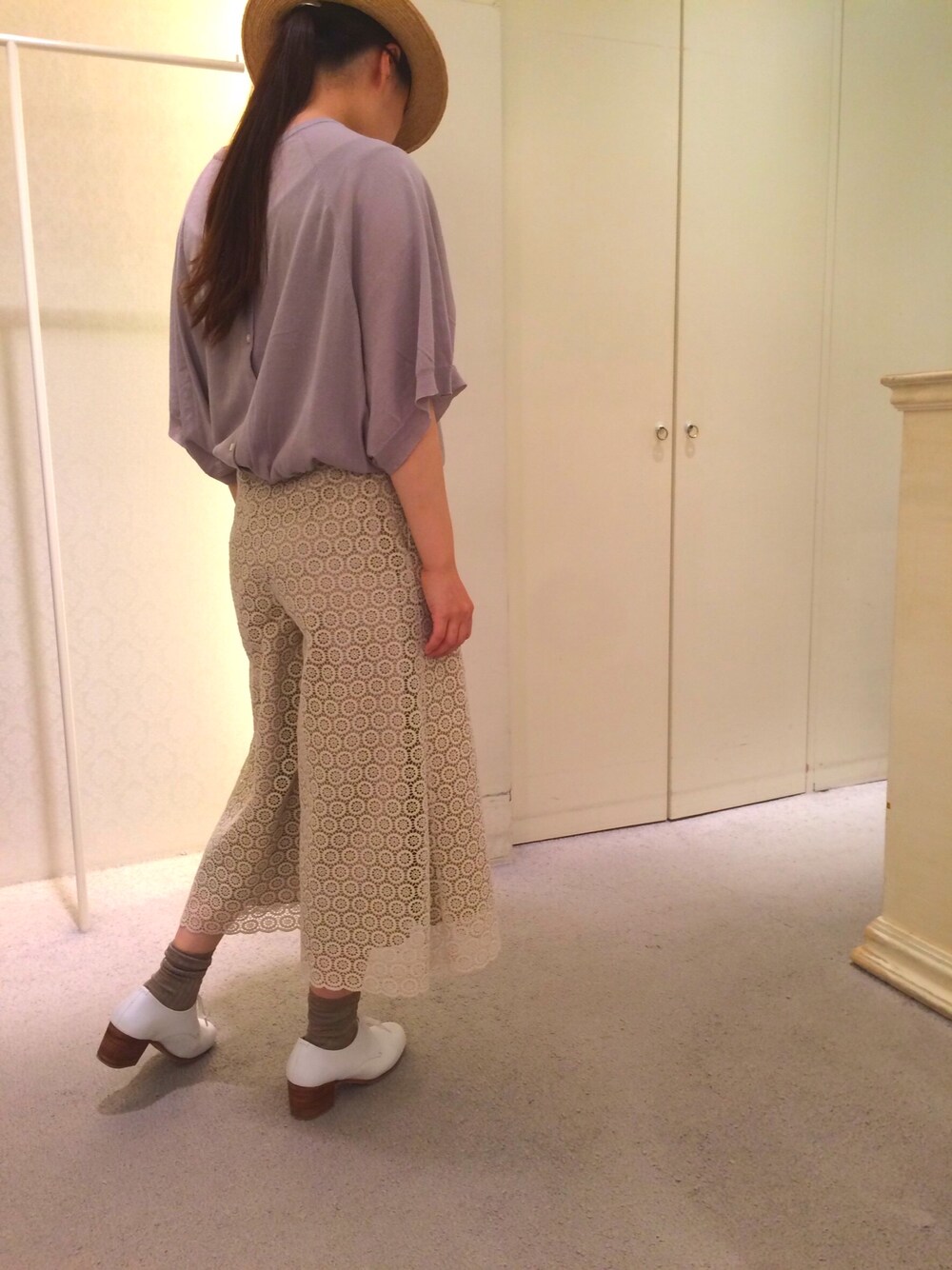 「２ＷＡＹ、異素材、レース、きれいめカジュアル、ガウチョパンツ、レースアップシューズ、ラフィアハット」｜「ADIEU TRISTESSEのハイツイストコットン異素材コンビプルオーバー（ニット/セーター、ピンク系）」を使った、ADIEUTRISTESSE staffさん（レディース・167cm）の夏コーディネートの1枚目の写真