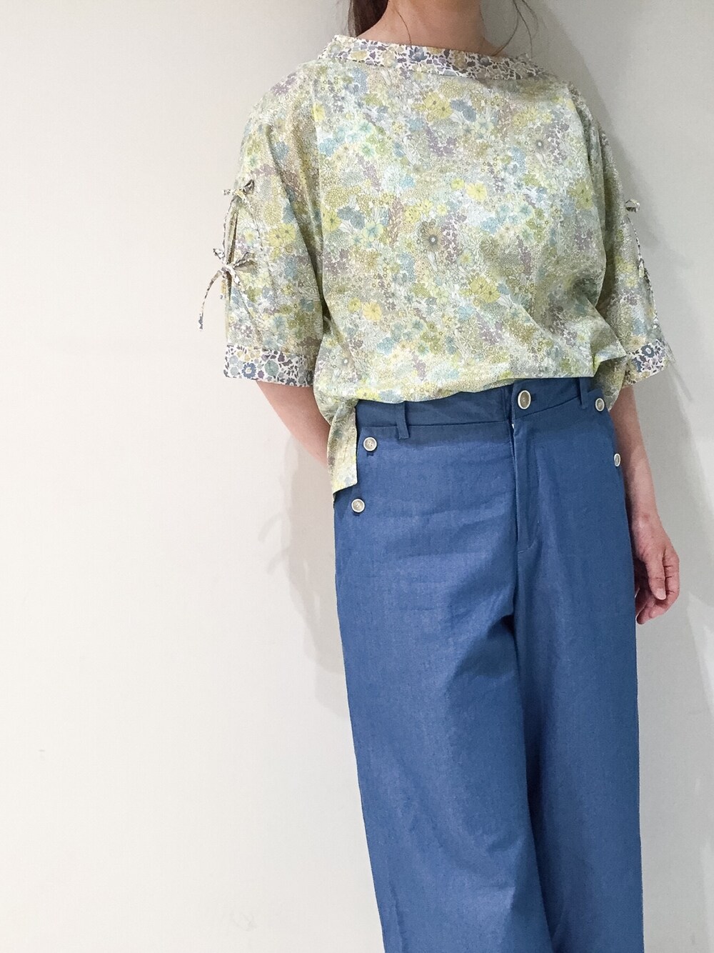 「レースアップ、LIBERTY、リバティ、花柄、パッチワーク、マリンパンツ、ワイドパンツ、デニム」｜「ADIEU TRISTESSEのリバティパッチワークレースアップスリーブブラウス（シャツ/ブラウス、イエロー系）」を使った、ADIEUTRISTESSE staffさん（レディース・167cm）の夏コーディネートの1枚目の写真