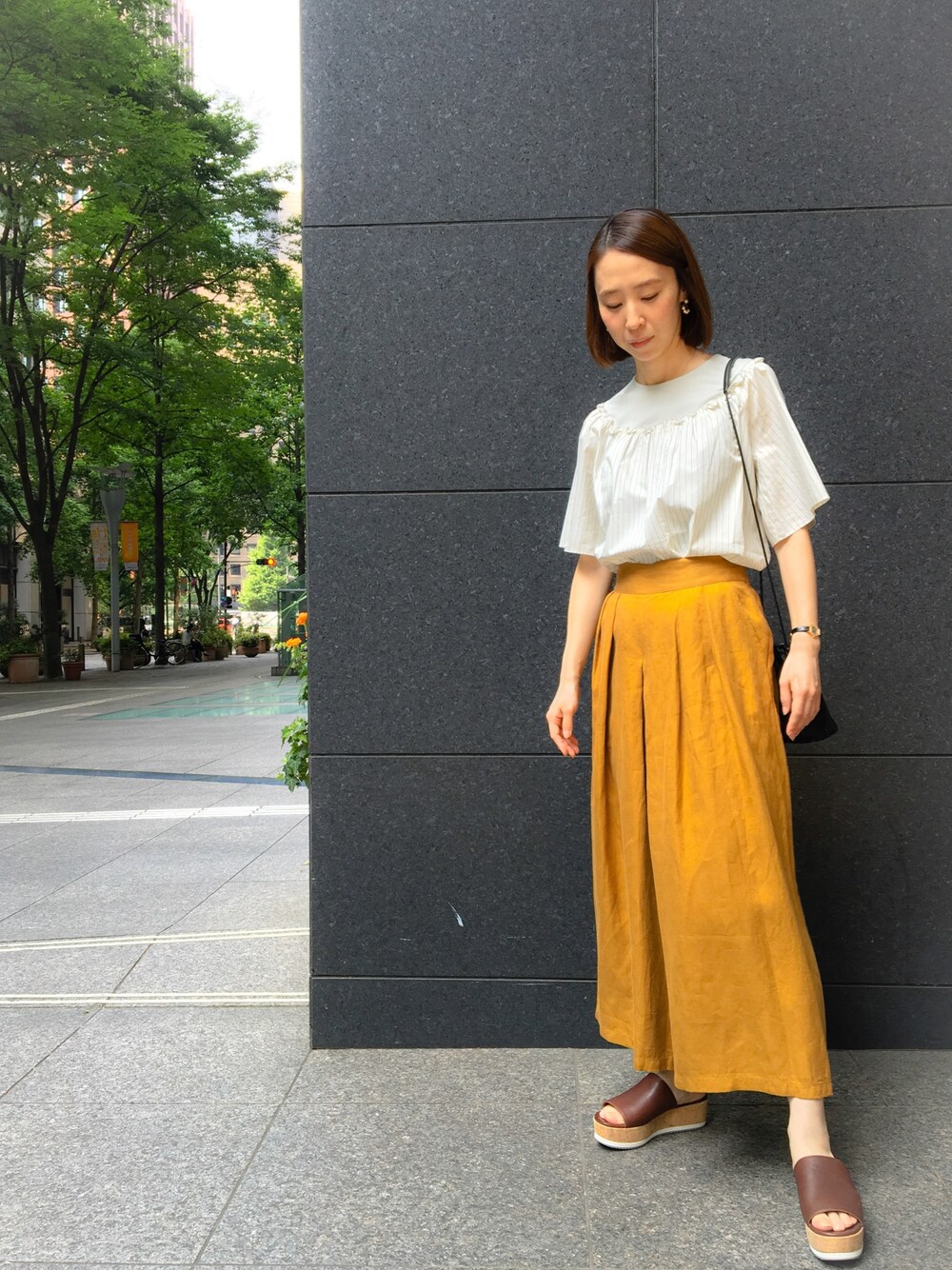「夏コーデ、サンダル、シンプルシック、通勤コーデ、きれいめカジュアル、ストライプ、丸の内」｜「ADIEU TRISTESSEの異素材ミックスストライプTシャツ（Tシャツ/カットソー、ベージュ系）」を使った、ADIEUTRISTESSE staffさん（レディース・167cm）の夏コーディネートの1枚目の写真