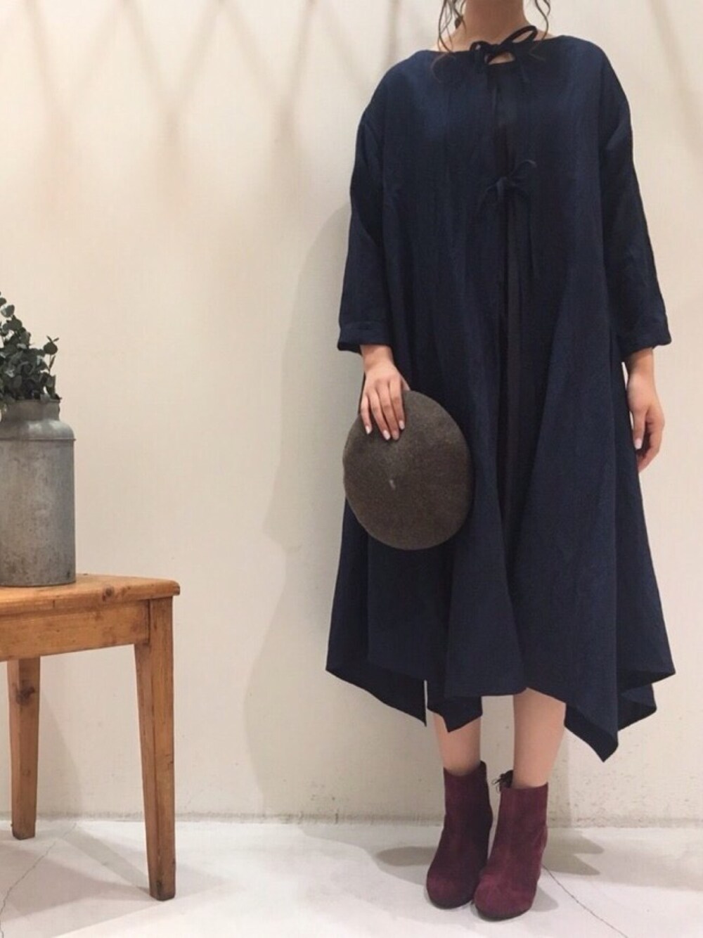 「オトナカジュアル、秋カラー、3way、リネン、着回し、モード、大人ナチュラル、ボルドー、ブーティ、ベレー帽」｜「LOISIRのウール梨地3WAYハンカチーフヘムワンピース（ワンピース、ブラック系）」を使った、ADIEUTRISTESSE staffさん（レディース・167cm）の夏コーディネートの1枚目の写真
