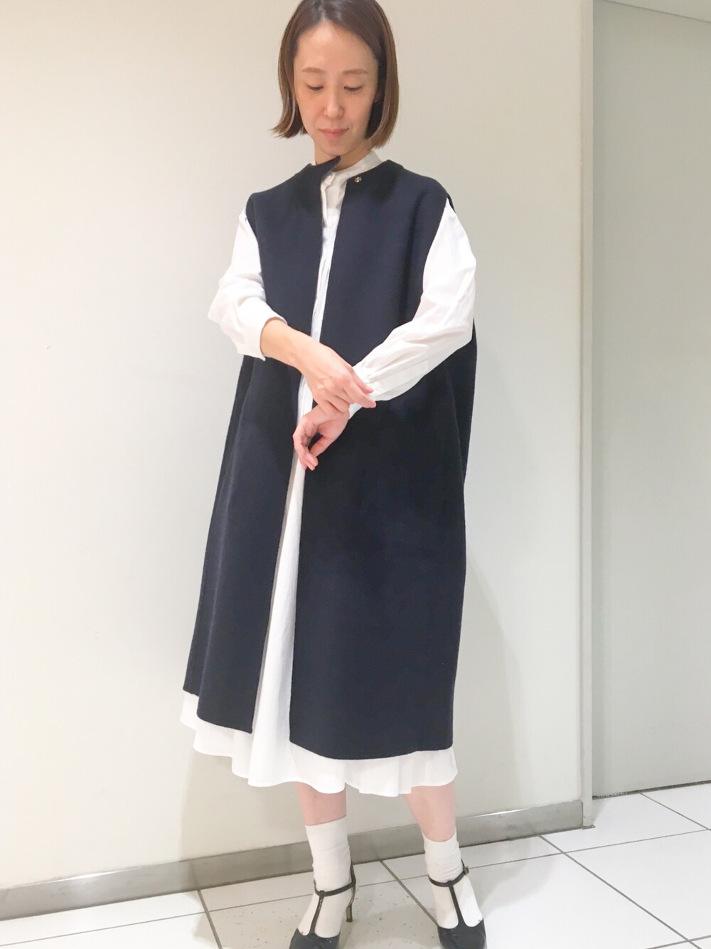 「シンプルスタイル、秋、ロングジレ、リバーシブル、ダブルフェイス、白ワンピース、ソックス×パンプス、モード」｜「ADIEU TRISTESSE LUXEのヴィンテージ風Aラインクラシカルシャツワンピース（ワンピース、ホワイト系）」を使った、ADIEUTRISTESSE staffさん（レディース・167cm）の秋コーディネートの1枚目の写真