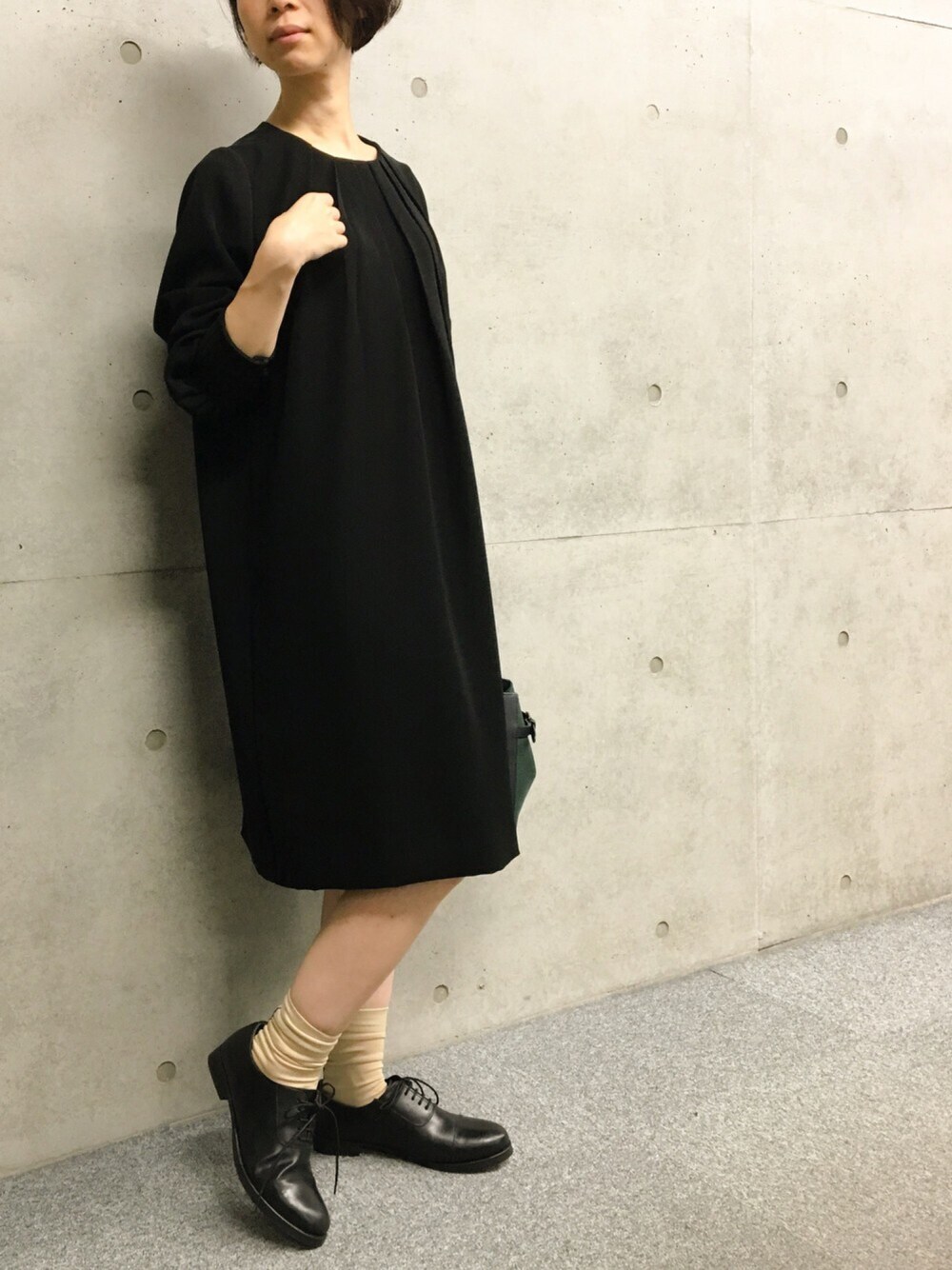 「シンプルコーデ、黒、秋のコーデ、コクーンスカート、冠婚葬祭、ブラック、パーティースタイル、モード、靴下、通勤コーデ」｜「ADIEU TRISTESSEの【ZOZO限定】ダブルサテンコクーンタックワンピース（ワンピース、ブラック系）」を使った、ADIEUTRISTESSE staffさん（レディース・167cm）の秋コーディネートの1枚目の写真