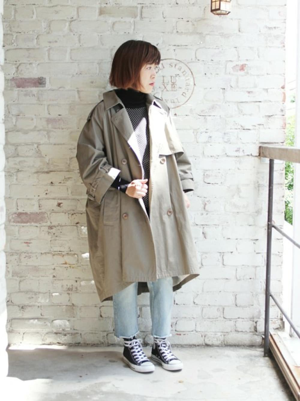 JOURNAL STANDARD LUXEのトレンチコートを使った人気ファッション