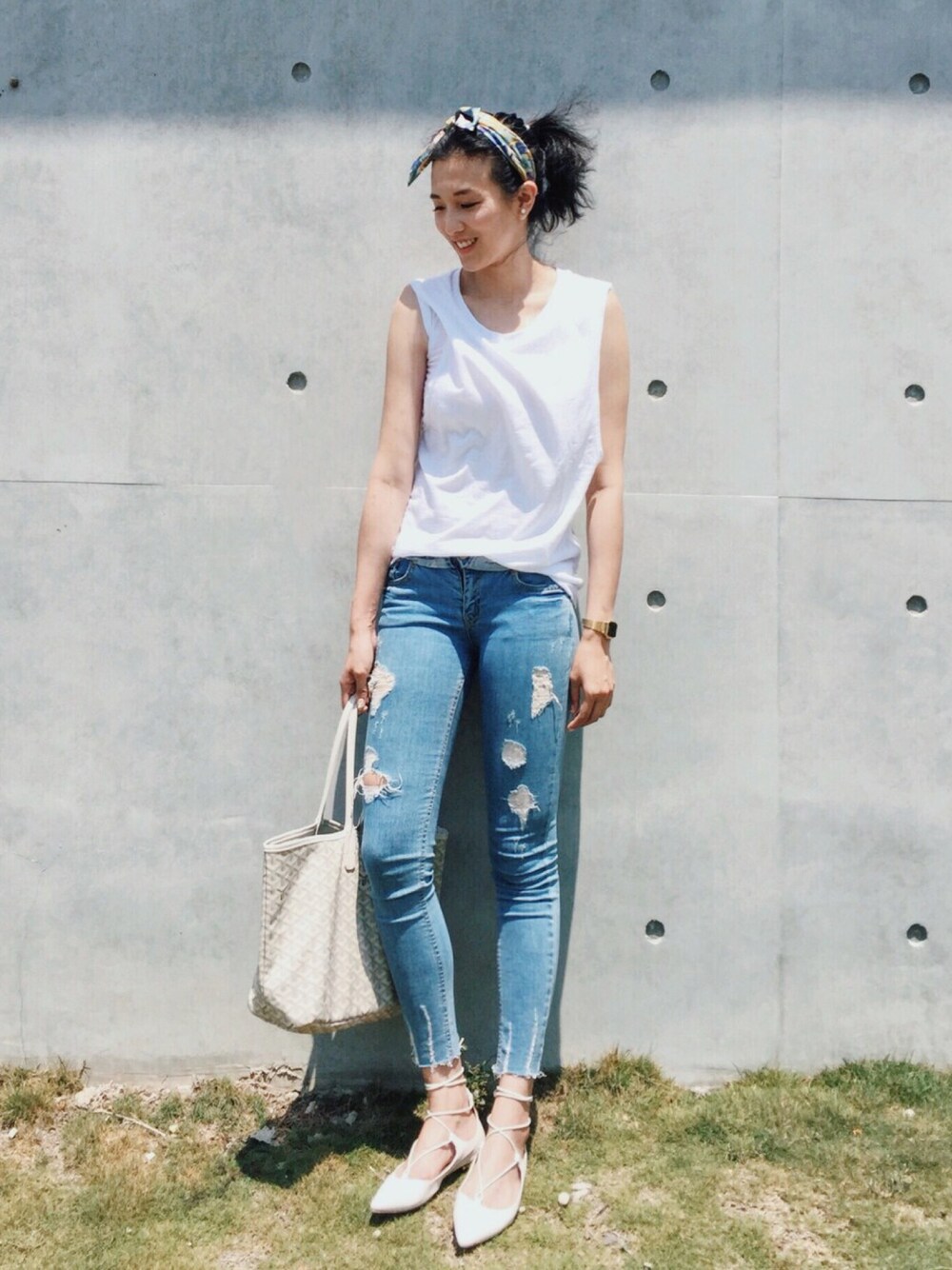 「夏、ootd、lookbook、白」｜「CASIOのアイテム（腕時計、ゴールド系）」を使った、Sun Weiweiさん（レディース・165cm）の夏コーディネートの1枚目の写真