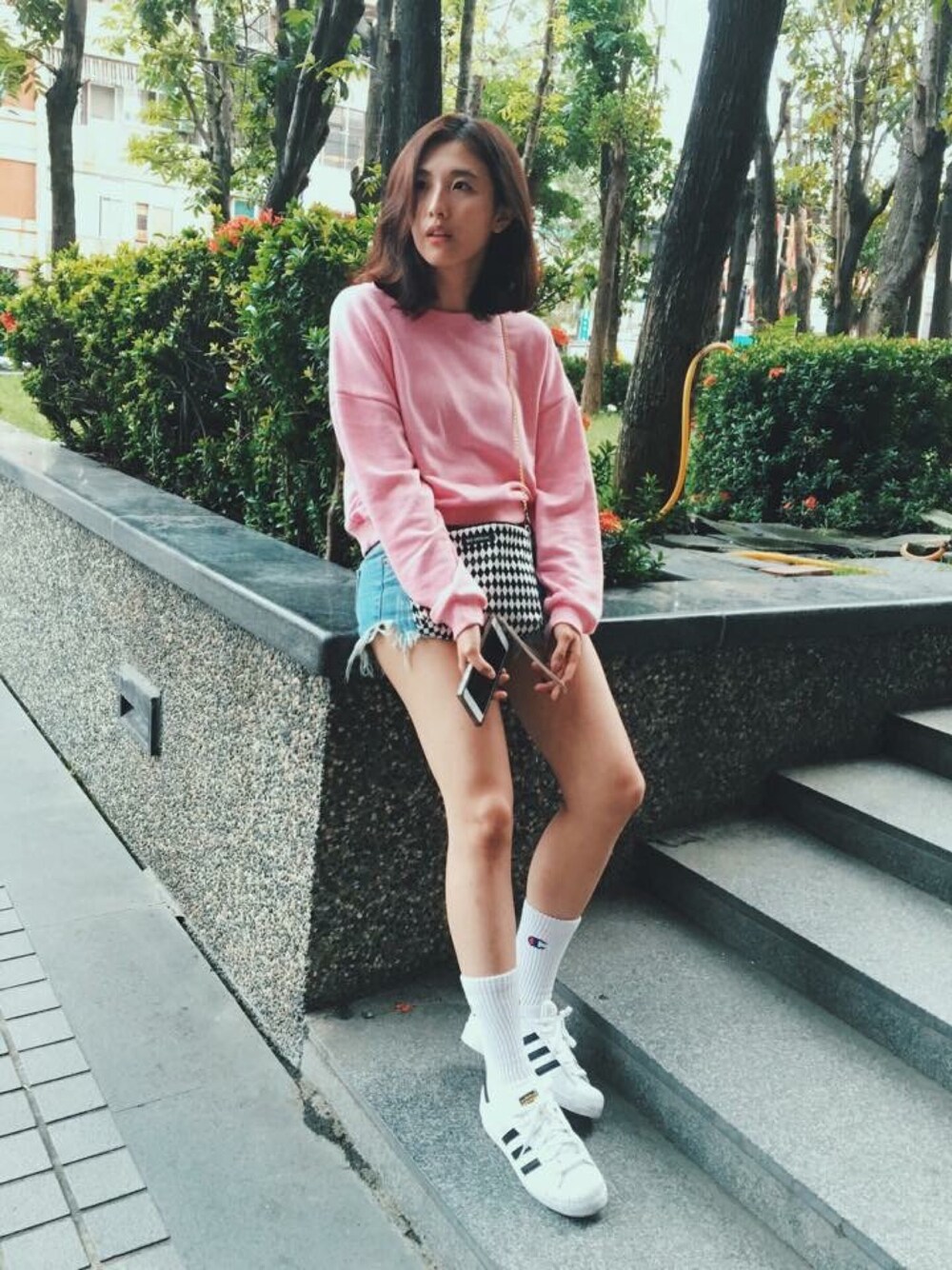 「夏、Champion、粉、sporty、lookbook、ハット」｜「adidasのアイテム（スニーカー、ホワイト系）」を使った、Sun Weiweiさん（レディース・165cm）の夏コーディネートの1枚目の写真