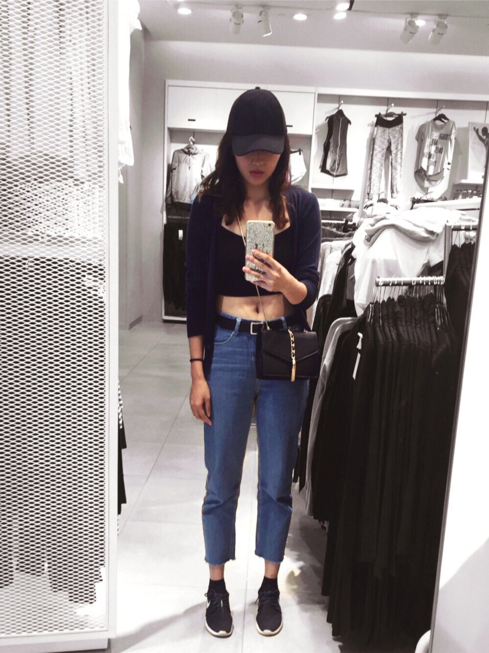 「ootd、outfit、summer、streetstyle、夏、H&M、黑、棒球帽、牛仔」｜「NIKEのアイテム（シューズ、ブラック系）」を使った、Sun Weiweiさん（レディース・165cm）の夏コーディネートの1枚目の写真