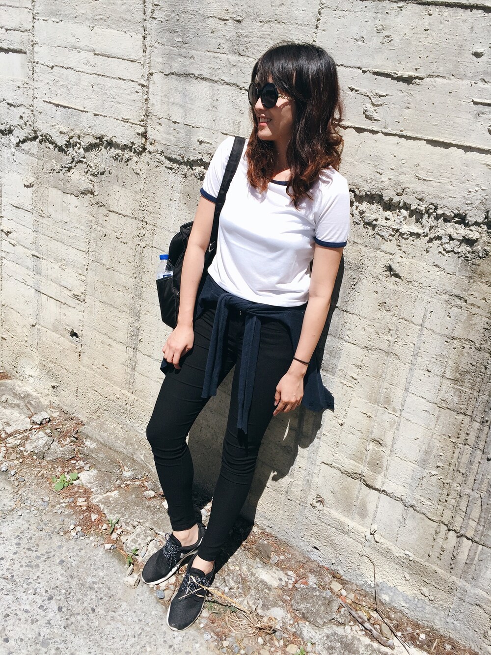 「ootd、outfit、summer、casual、black and white」｜「H&Mのアイテム（Tシャツ/カットソー、ホワイト系）」を使った、Sun Weiweiさん（レディース・165cm）の夏コーディネートの1枚目の写真