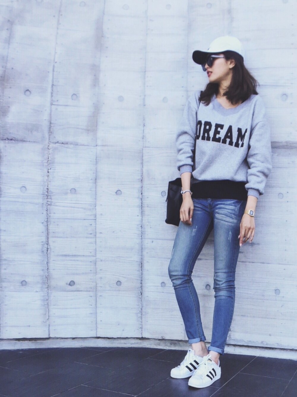 「ootd、outfit、casual、NIKE」｜「NIKEのアイテム（帽子、ホワイト系）」を使った、Sun Weiweiさん（レディース・165cm）の秋コーディネートの1枚目の写真
