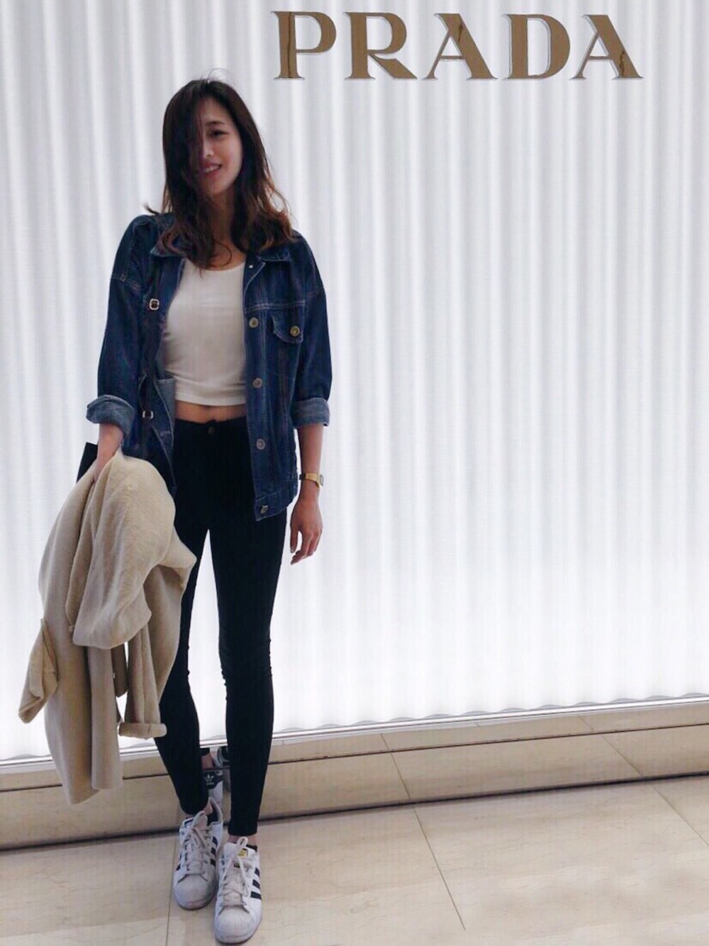 「ootd、outfit、casual、black and white、streetstyle」｜「adidasのアイテム（シューズ、ホワイト系）」を使った、Sun Weiweiさん（レディース・165cm）の秋コーディネートの1枚目の写真