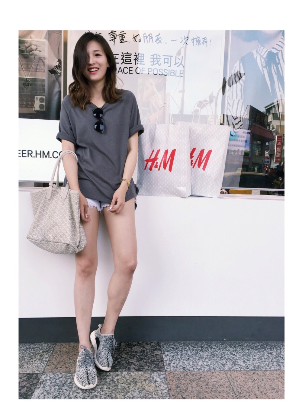 「ootd、outfit、summer、sneakers、streetstyle」｜「adidasのアイテム（スニーカー、グレー系）」を使った、Sun Weiweiさん（レディース・165cm）の秋コーディネートの1枚目の写真