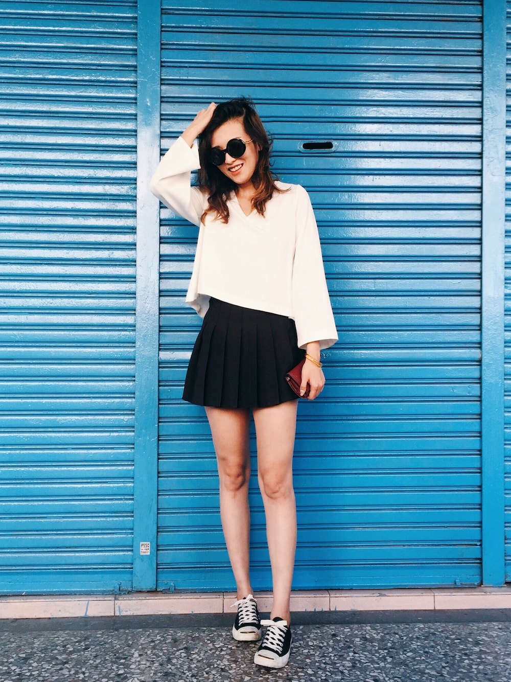 「ootd、outfit、black and white、sneakers、streetstyle、casual、fall」｜「ZARAのアイテム（トップス、ホワイト系）」を使った、Sun Weiweiさん（レディース・165cm）の秋コーディネートの1枚目の写真