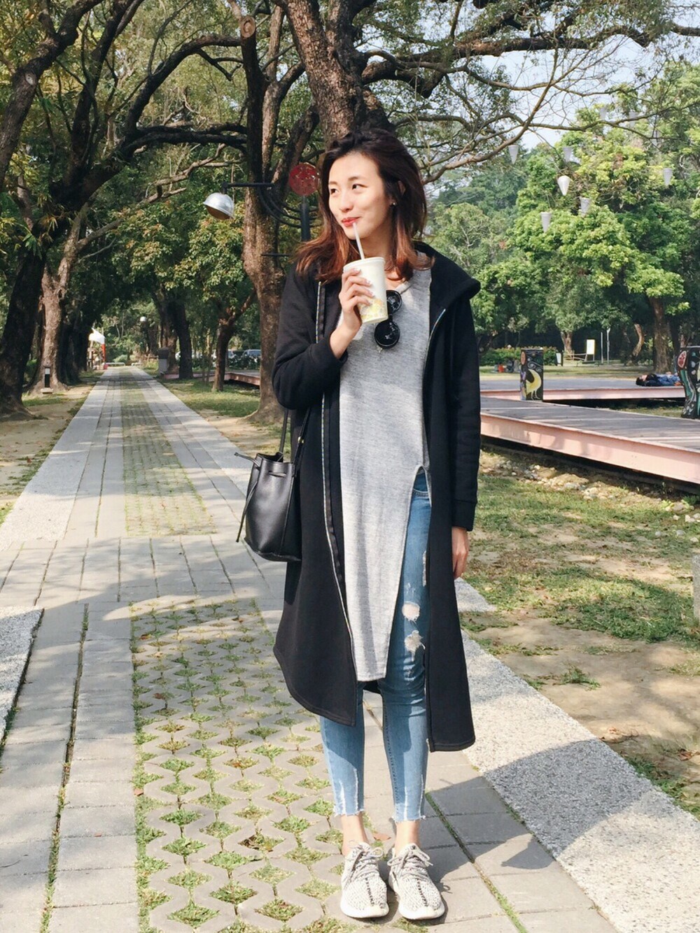 「ootd、outfit、casual、sneakers、yeezy、hiking、秋のコーデ」｜「adidasのアイテム（スニーカー、グレー系）」を使った、Sun Weiweiさん（レディース・166cm）の秋コーディネートの1枚目の写真