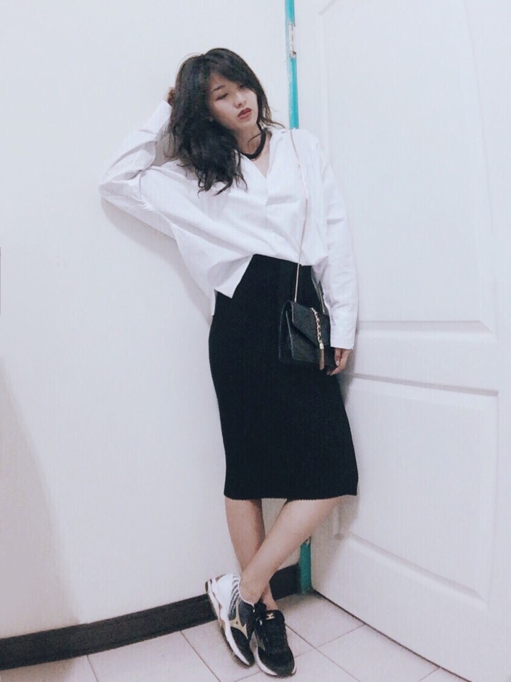 「ootd、outfit、black and white、sneakers、秋のコーデ」｜「MIZUNOのアイテム（スニーカー、ブラック系）」を使った、Sun Weiweiさん（レディース・166cm）の秋コーディネートの1枚目の写真