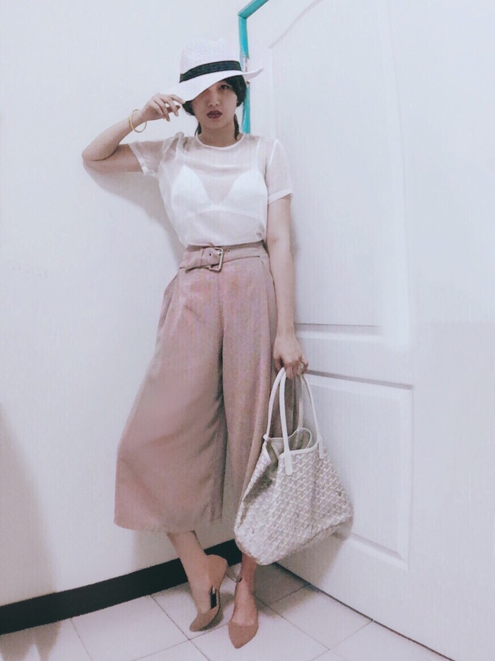 「ootd、outfit、hat、秋のコーデ」｜「GOYARDのアイテム（バッグ、ホワイト系）」を使った、Sun Weiweiさん（レディース・166cm）の秋コーディネートの1枚目の写真